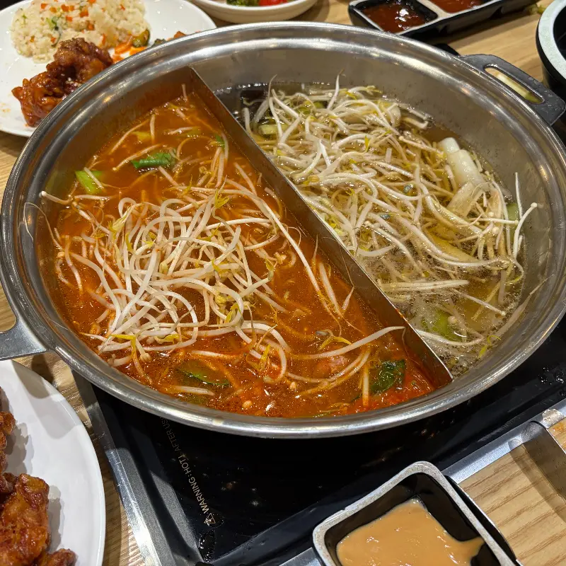 두 가지 육수에 끓여진 샤브샤브