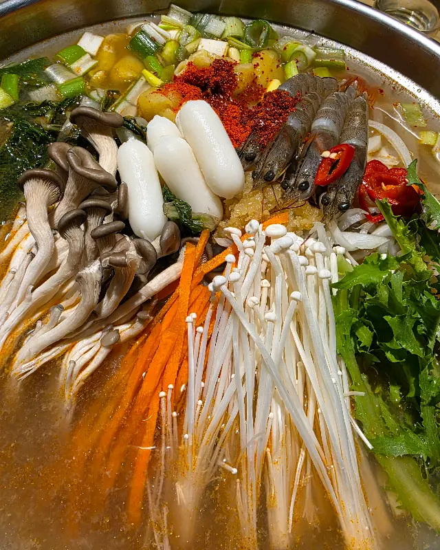 곱창전골 속 다양한 재료들