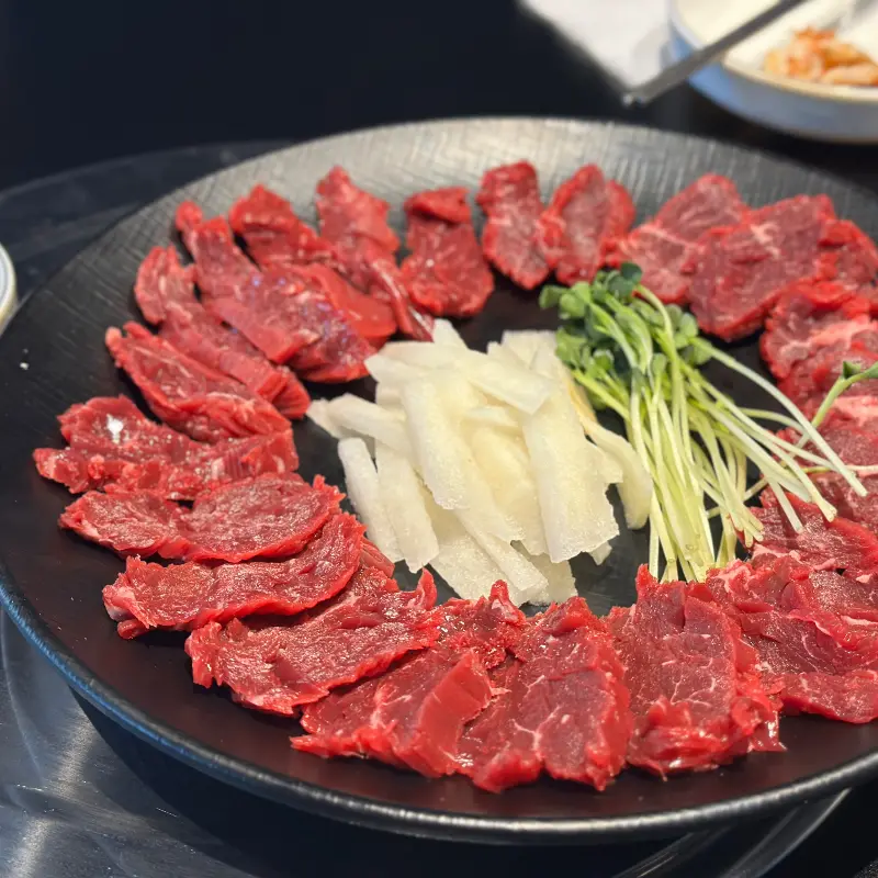 윤기가 흐르는 육사시미