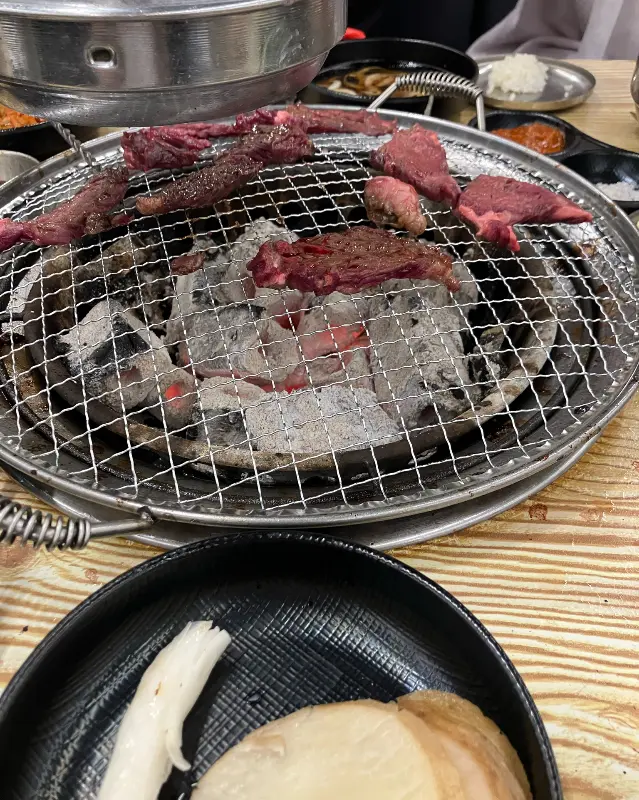 숯불에 구워지는 고기
