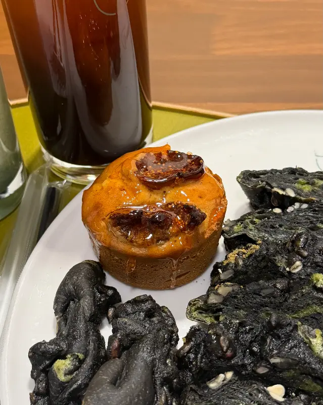 달콤한 무화과가 올라간 빵