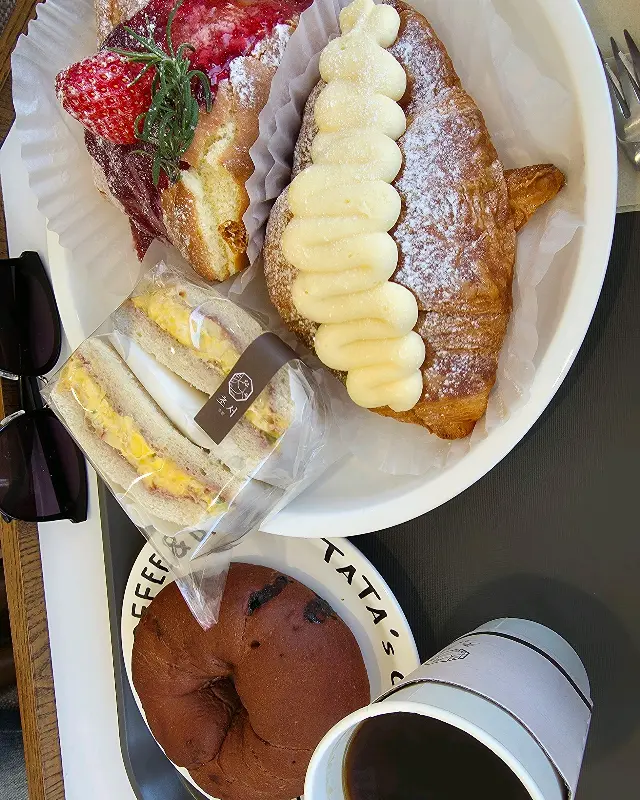 다양한 빵과 음료