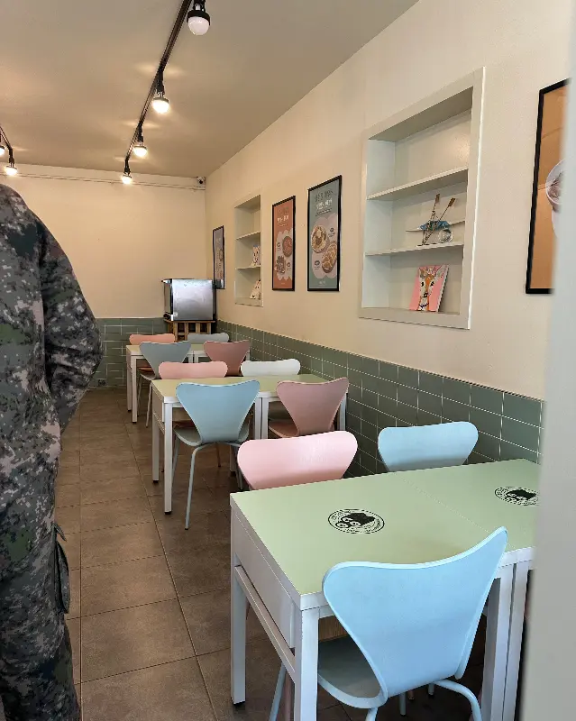 청춘꼬마김밥 내부 테이블