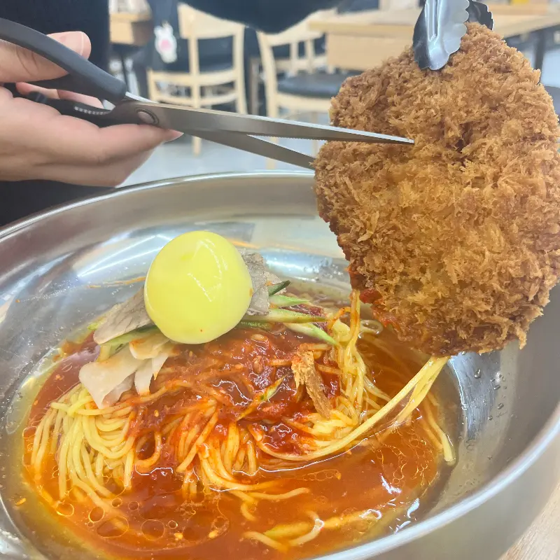 가위로 잘라 먹는 돈까스