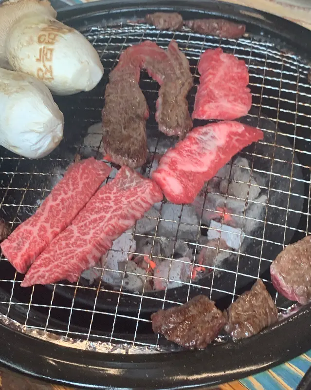 숯불에 구워지는 소고기