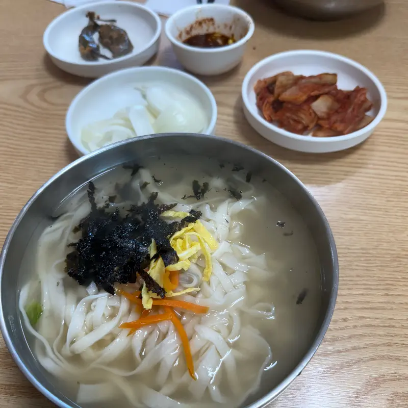 칼국수와 곁들임 반찬