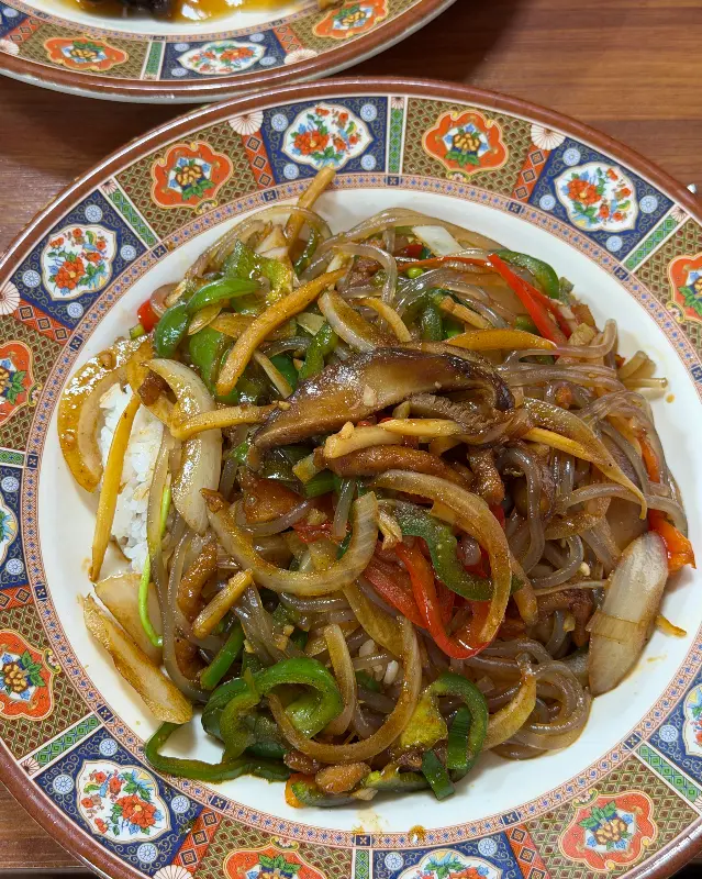 윤기가 자르르 흐르는 잡채밥