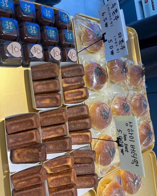 진열대 가득한 빵