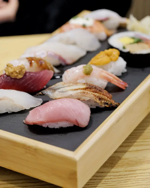 나무 트레이에 정갈하게 담겨 나온 모듬 초밥