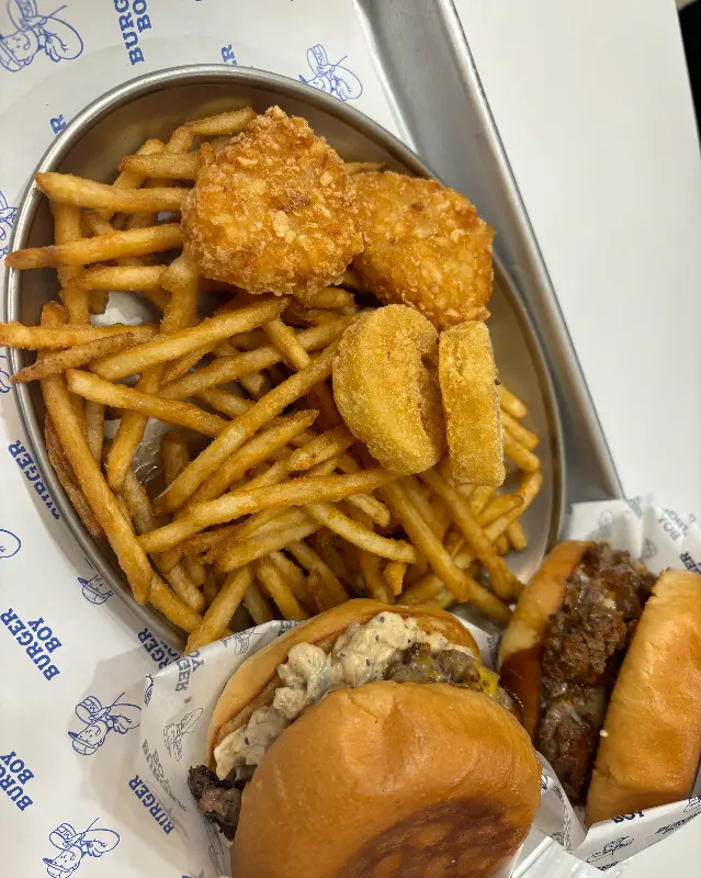 패티가 두툼하게 들어간 수제 버거와 감자 튀김