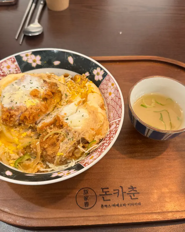 깔끔하게 담겨져 나오는 가츠동