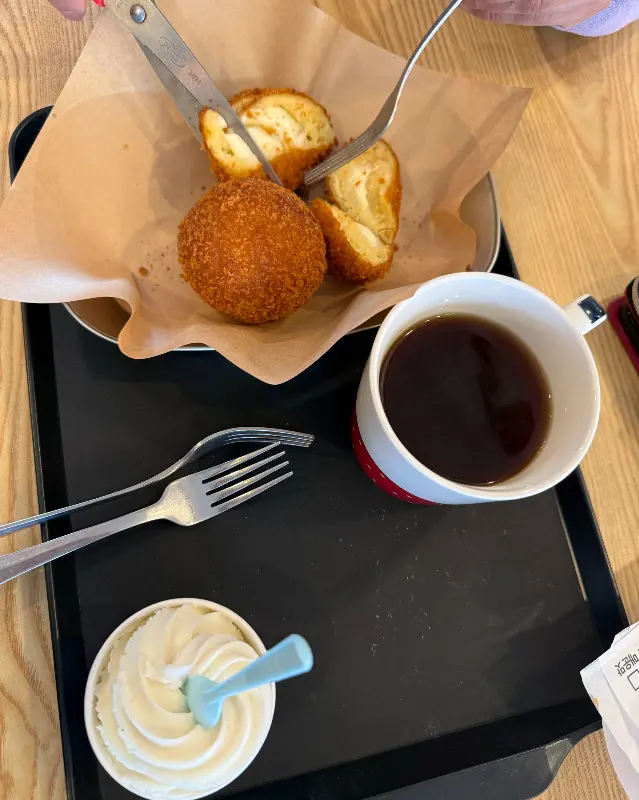 고로케, 꽈배기, 아이스크림, 커피가 함께 놓인 쟁반