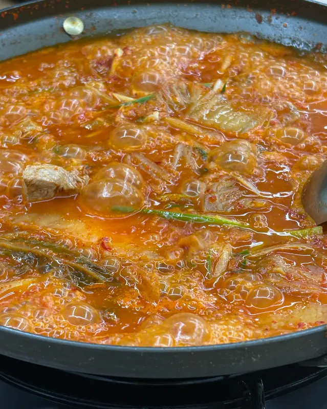 보글보글 끓는 김치전골