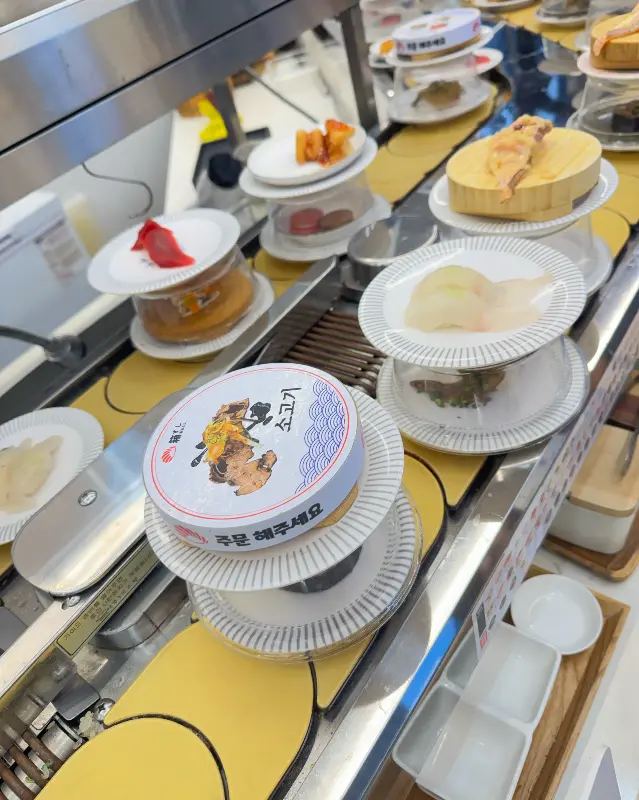 레일 위를 가득 채운 초밥들