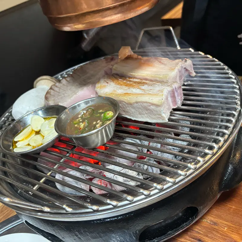 노릇하게 구워진 흑돼지 오겹살