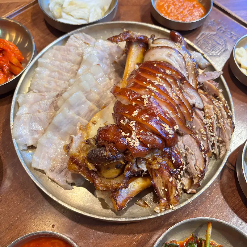 윤기가 흐르는 족발과 보쌈