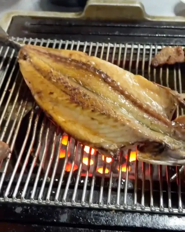 고기와 함께 제공되는 다양한 소스