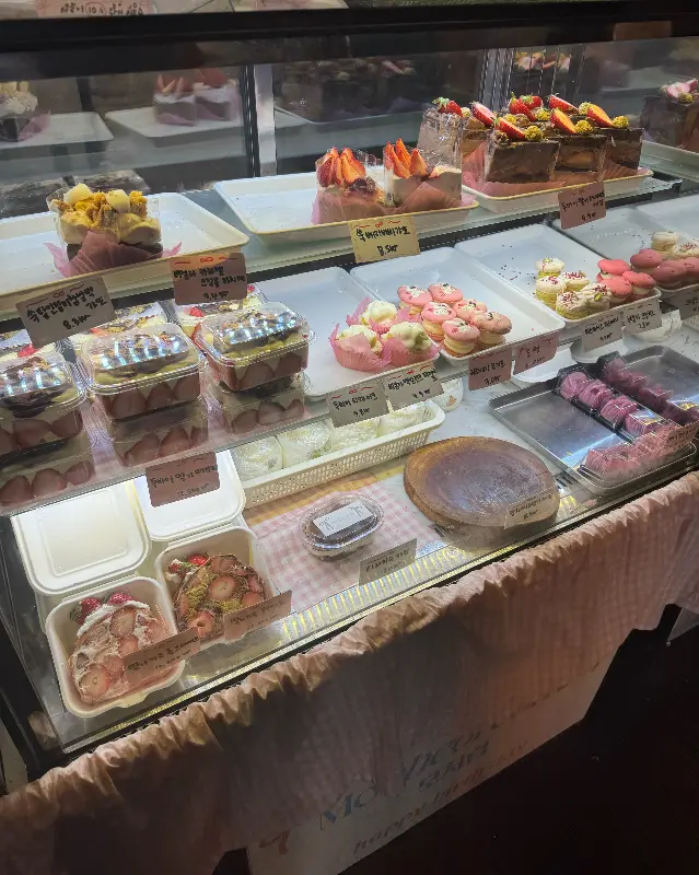 쇼케이스 가득 채워진 케이크와 마카롱