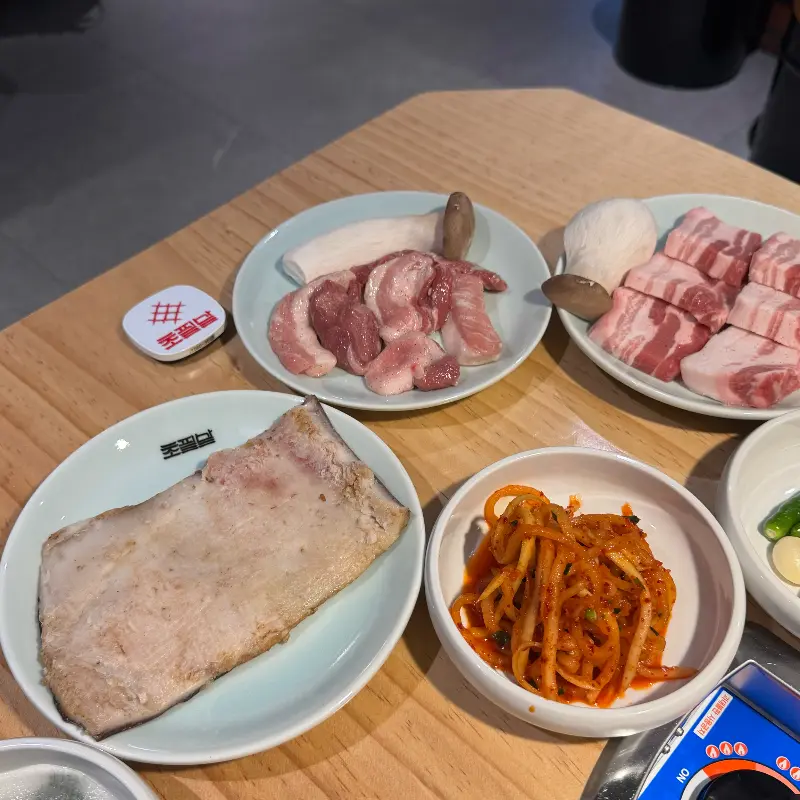 초필살돼지구이 메뉴판