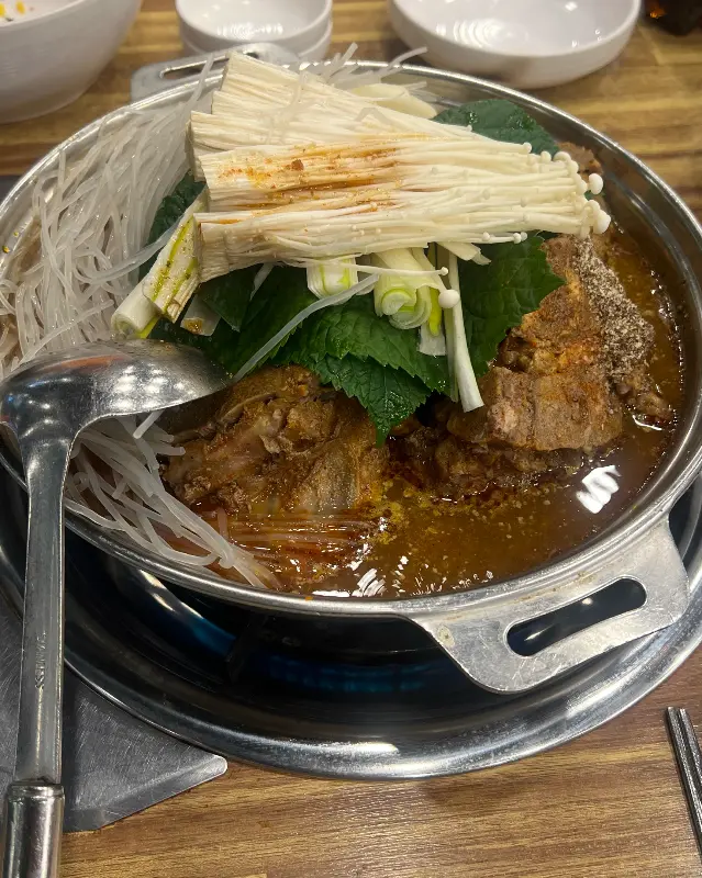 감자탕에 푸짐하게 들어간 버섯과 당면