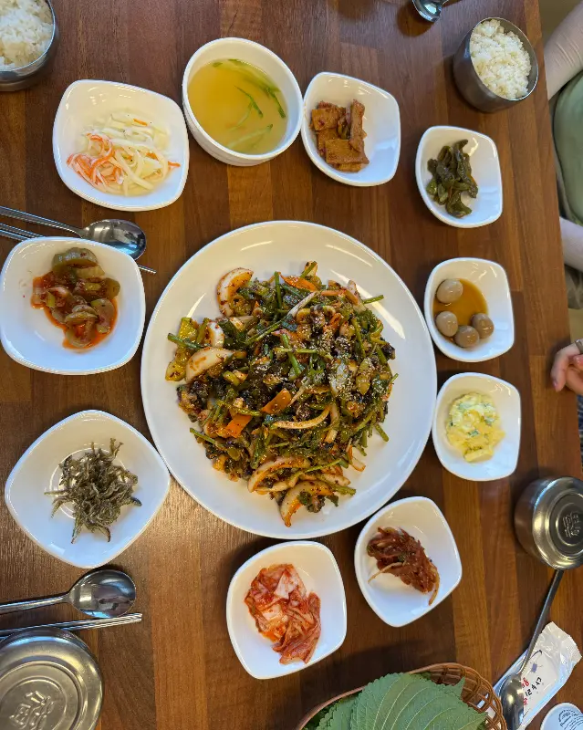 다양한 밑반찬과 우렁초무침