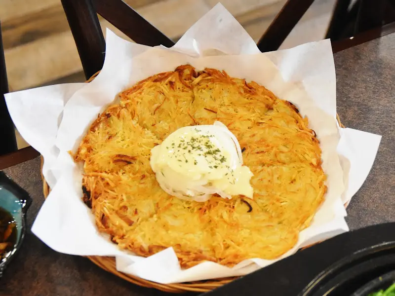 타르타르 소스가 곁들여진 오덕장의 감자채전