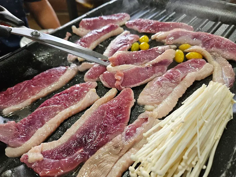 불판 위에서 익어가는 오리고기