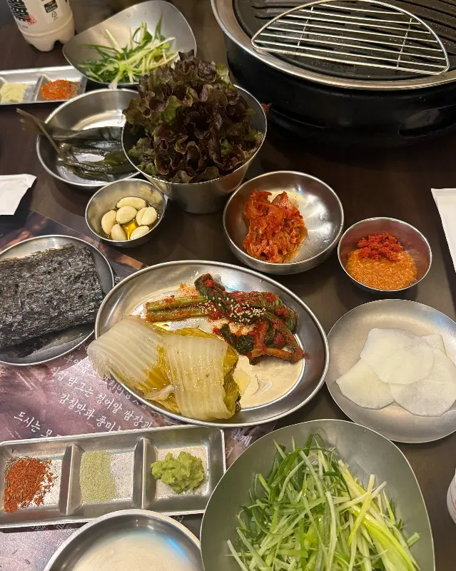 푸짐하게 차려진 밑반찬
