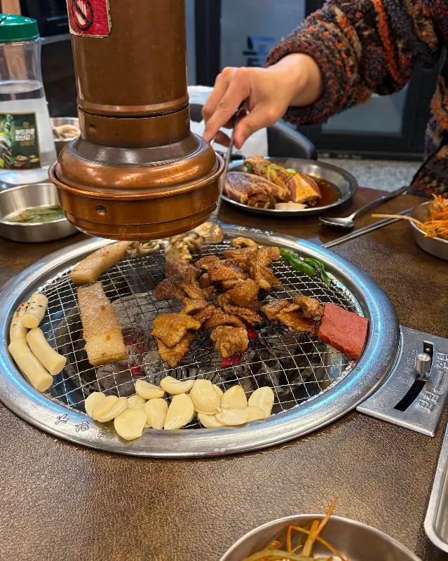 숯불 위에서 익어가는 고기