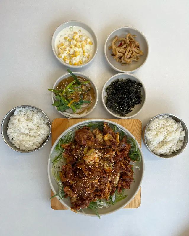 푸짐한 밑반찬 구성