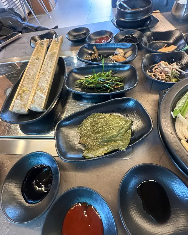 다양한 밑반찬과 대통밥