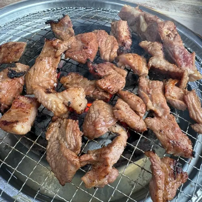 노릇하게 구워진 돼지갈비