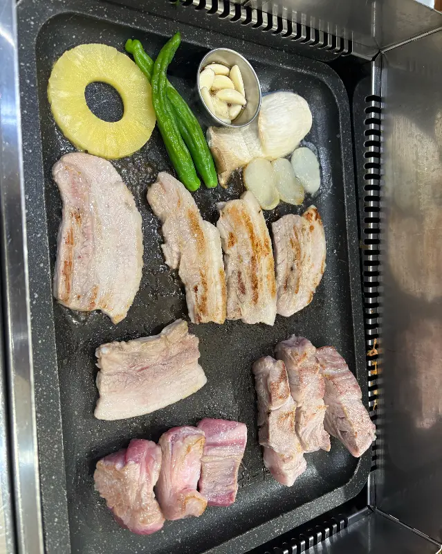 노릇하게 구워진 삼겹살