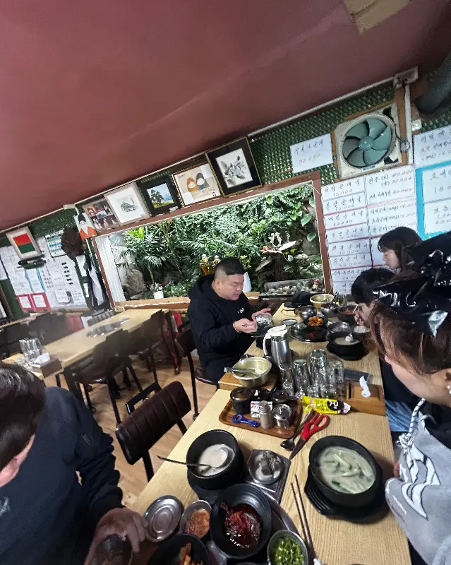 식사하는 손님들의 모습