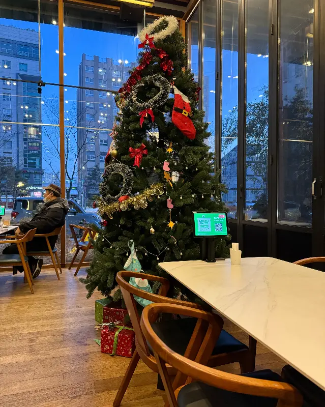 매장 내부 크리스마스 트리