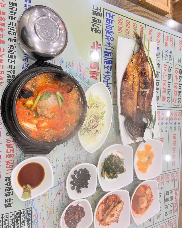 해물 뚝배기와 고등어 구이 한 상 차림