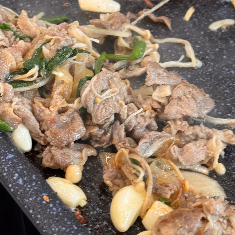 잘 익은 오리고기와 마늘