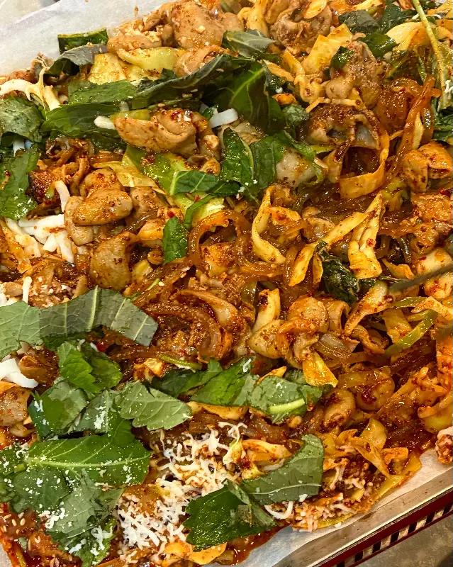 깻잎이 듬뿍 올려진 곱창볶음