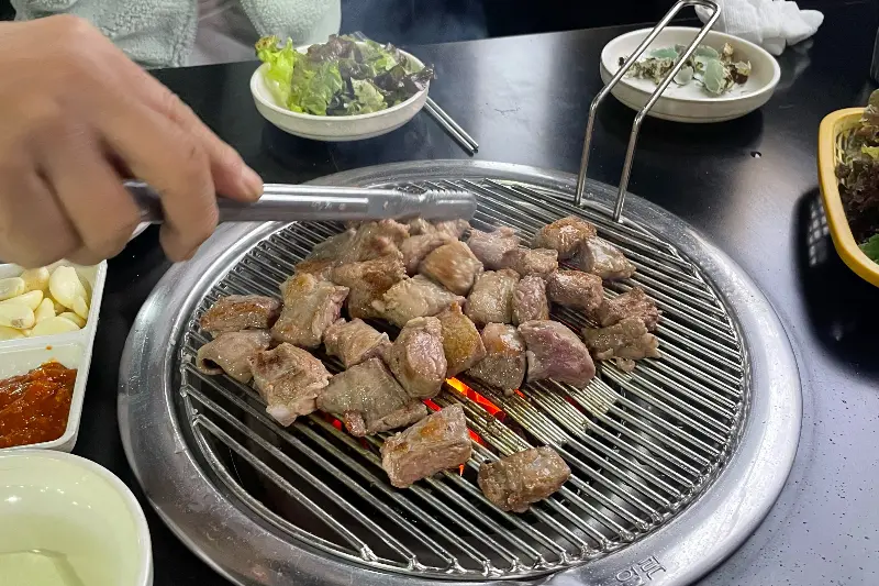숯불 위에서 익어가는 갈매기살