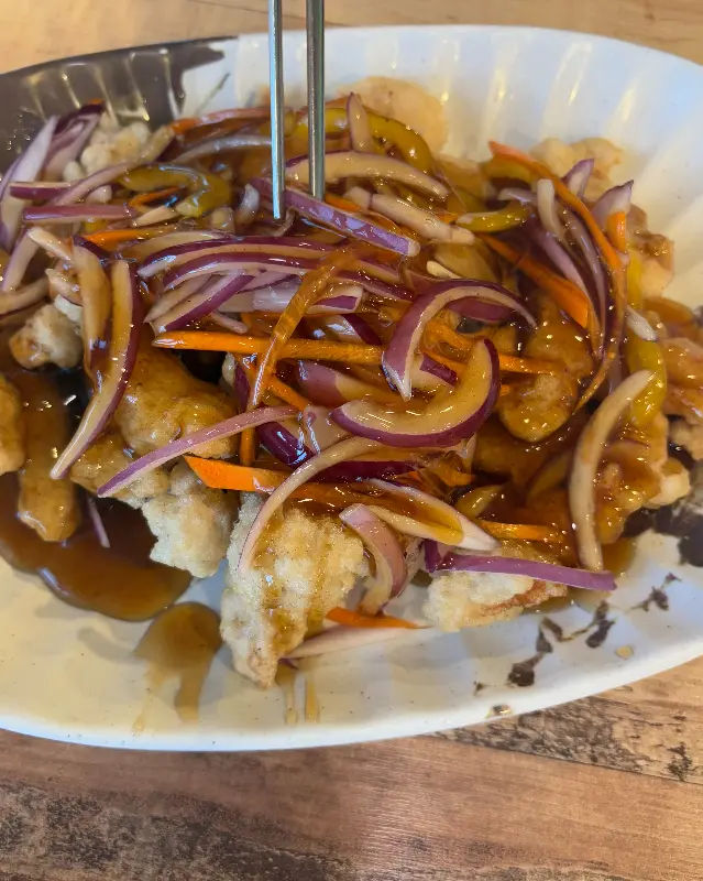 탕수육 위에 올려진 양파와 당근