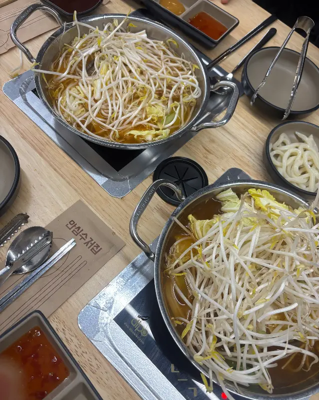 개인 화구 위에 놓인 1인 샤브샤브 냄비