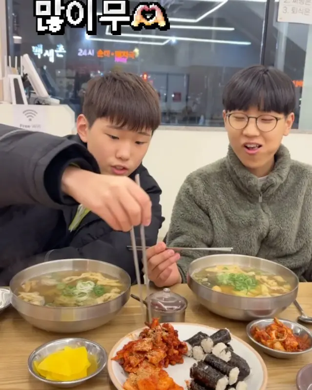 아이들이 칼국수를 즐기는 모습