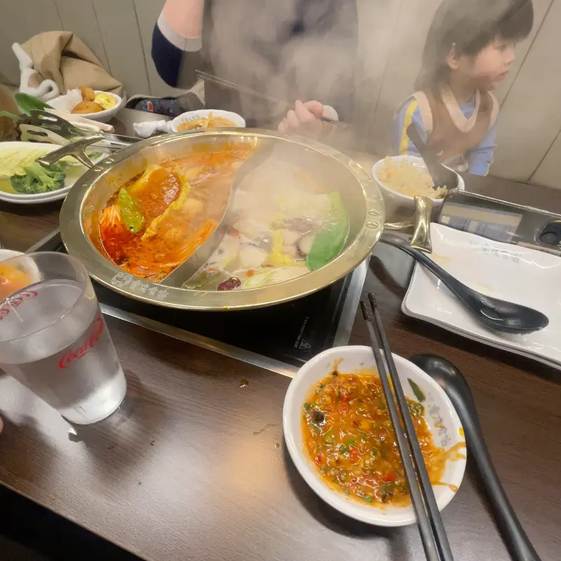 훠궈를 즐기는 가족