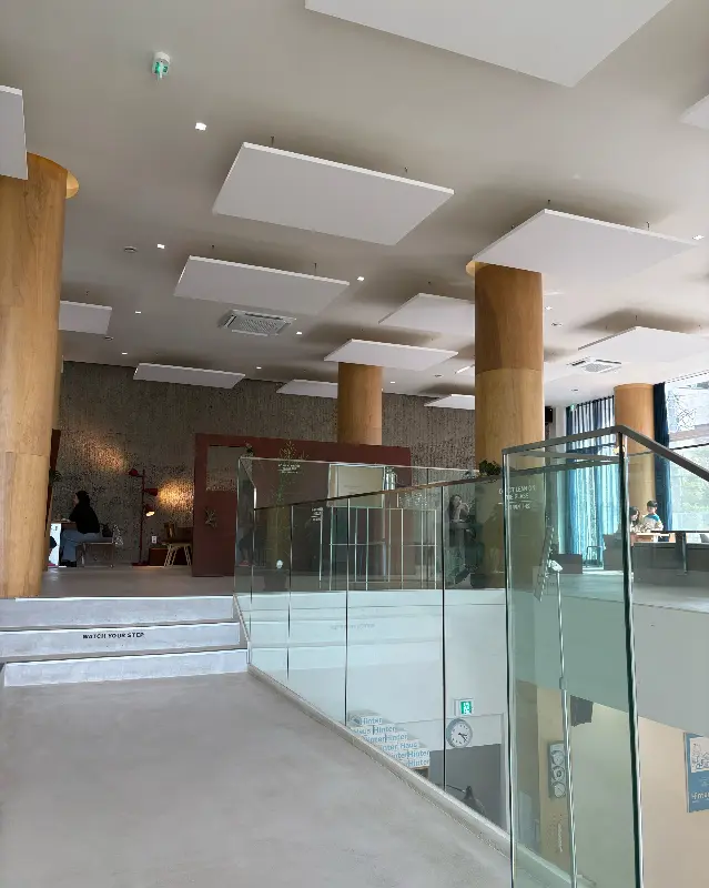 카페 내부 계단