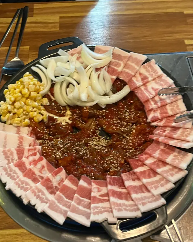 푸짐한 쭈꾸미 삼겹살 철판 볶음