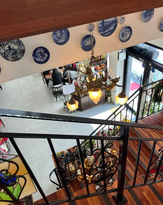 2층에서 내려다본 카페 내부