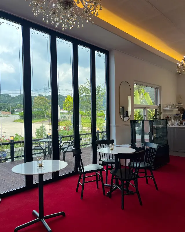 붉은 카펫이 깔린 살롱드매그놀리아 내부