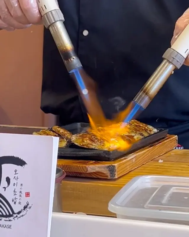 토치로 표면을 익히는 모습