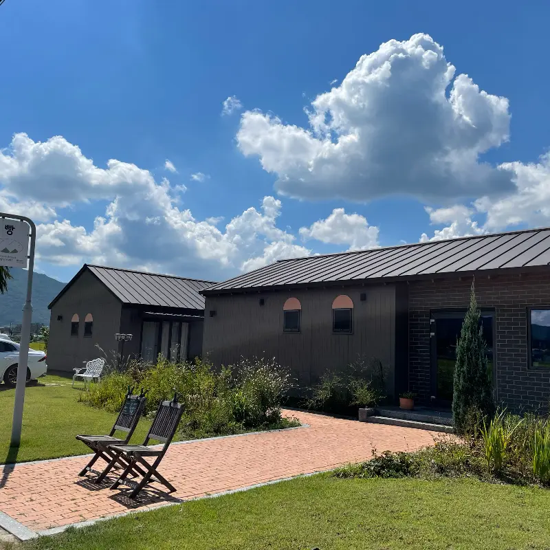 푸른 하늘과 잔디밭이 펼쳐진 삼산브레드 외관