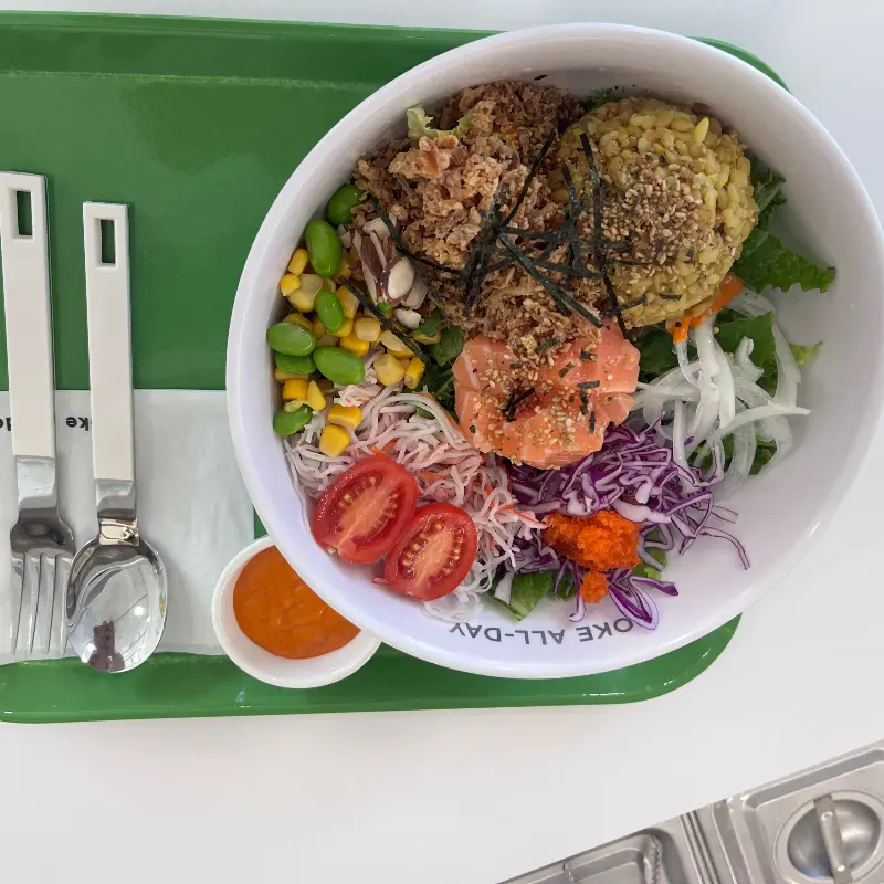 싱싱한 채소와 토핑이 어우러진 포케 한 상